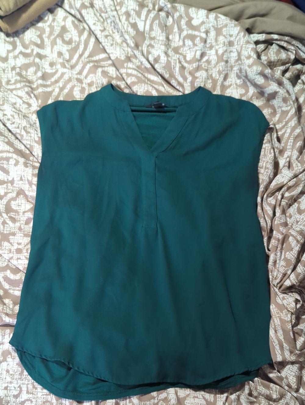 RW&CO. Green V-Neck Cap Sleeve Blouse